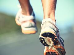 Stressfracturen van de heup komen vaker voor bij atleten en militairen vanwege de grote afstanden die zij te voet afleggen.