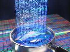 Een vergrootglas ligt op een digitale databank.