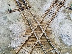 Twee treinsporen kruisen elkaar.