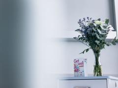 Een nachtkastje in het ziekenhuis.