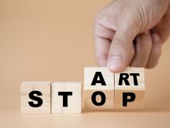 Vier blokken met letters erop. Het woord 'start' of 'stop' wordt neergelegd.