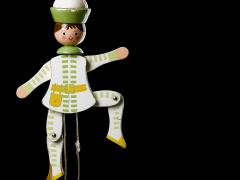 Een houten, beschilderde marionette pop.
