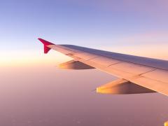 Vleugel van een vliegtuig. De foto is genomen vanuit het toestel.