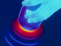 Een hand houdt een echoapparaat vast.