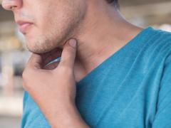 Man voelt aan keel