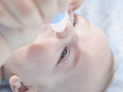 Een baby krijgt een neustoilet.
