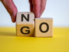 Twee blokken met letters erop. Het eerste blok laat twee vlakken zien met 'N' en 'G'. Op het tweede blok staat de letter 'O'.