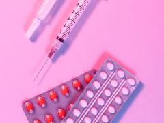 Een paar pillenstrips en een injectiespuit.