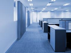 Leeg kantoor in grijs-blauwe tinten.