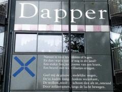 Foto van de tekst van het gedicht Domweg gelukkig in de Dapperstraat van J.C. Bloem.
