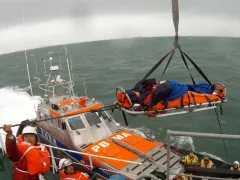 Evacuatie door de KNRM-reddingboot van Scheveningen.