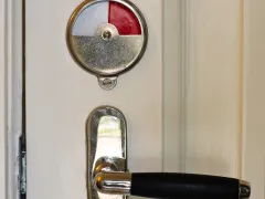 Half afgesloten toiletdeur