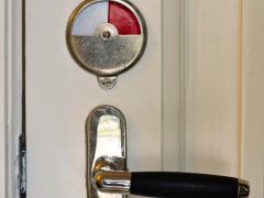 Half afgesloten toiletdeur