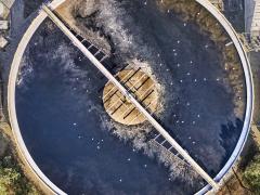 Een waterzuiveringssysteem gefotografeerd van bovenaf.