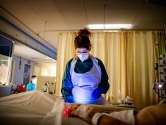 Verpleegster aan bed patiënt