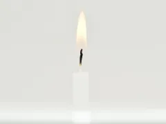 Een brandende kaars.