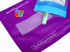 Een een envelop van het bevolkingsonderzoek met een zelfafnametest.