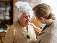 Hulpverlener helpt oudere dame