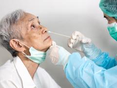 Patiënt die COVID-test ondergaat