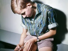 Jongen die zichzelf injecteert