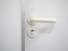 Toiletdeur die op slot zit
