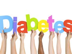Handen die de letters van diabetes omhoog houden