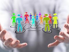 Poppetjes die in de lucht gehouden worden