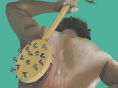 Iemand die met een borstel met spijkers op de rug krabt