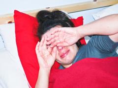 Een huilende vrouw in bed  [stockfoto door model]