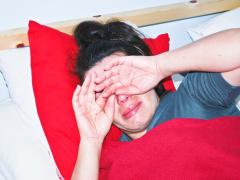 Een huilende vrouw in bed  [stockfoto door model]