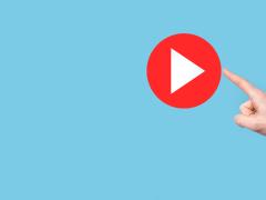 Een hand die de play-button aanwijst op scherm