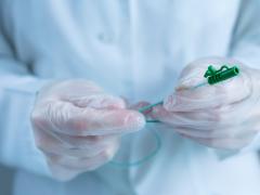 Arts met katheter in zijn handen