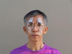 Iemand met glazen voor z'n ogen geplakt