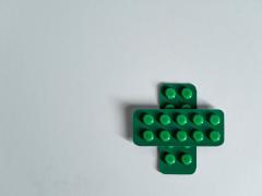 groene legoblokjes in de vorm van een kruis