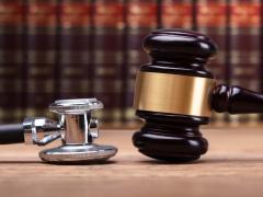 Een stethoscoop en hamer