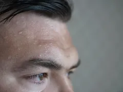 Een man met een bezweet voorhoofd