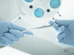 Eén chirurg geeft scalpel over aan andere chirurg