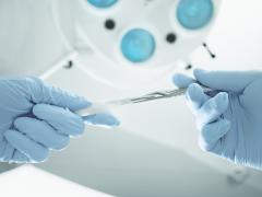 Eén chirurg geeft scalpel over aan andere chirurg