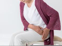 Patiënt die naar de heup grijpt