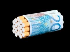 Cigaretten gerold in een biljet van 20 euro