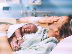 Moeder met pasgeboren baby in OK