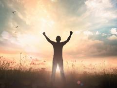 Een sporter die zijn handen omhoog houdt