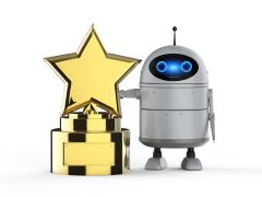 Een robot naast een trofee