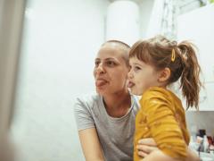 Moeder en kind die tong uitsteken