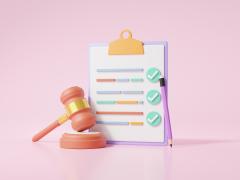 Een afvinklijstje met een hamer erbij