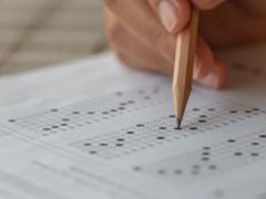 Een blad met MC toets erop