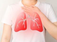 Iemand met wit T-shirt met rode longen erop