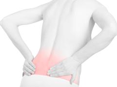 Een vrouw met pijn aan haar onderrug