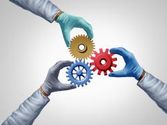 Drie handen die radartjes bij elkaar houden