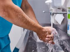 Chirurg die z'n handen wast